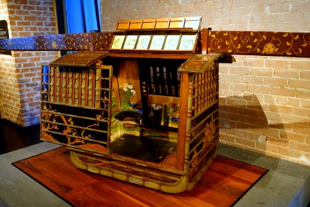 Norimono (palanquin), Japan, Edo period, 1800s AD, gold, lacquer, wood, bamboo, paper, pigment, view 2 - The Ann and Gabriel Barbier-Mueller Museum - DSC05518