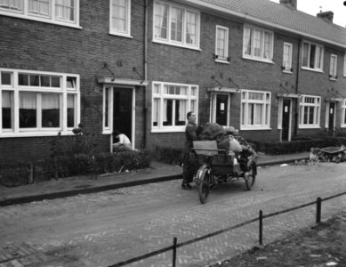 Normale leven komt op gang in Tuindorp, Oostzaan, Bestanddeelnr 910-9966