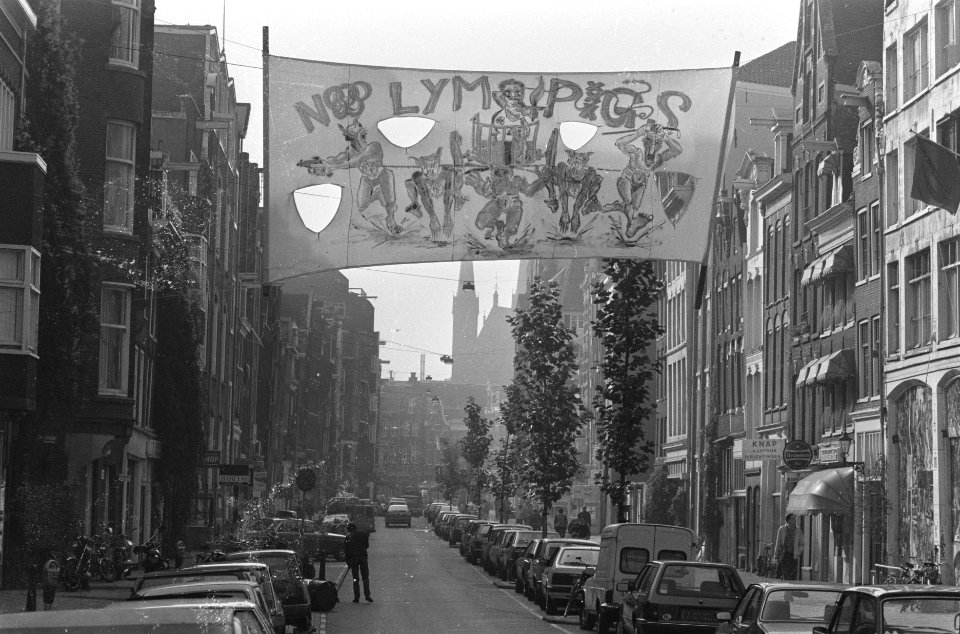 Nolimpius-spandoek in de Spuistraat in Amsterdam, Bestanddeelnr 933-7881