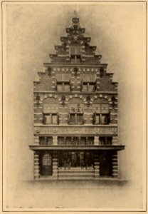 Nolf's Goedkoope Apotheek, ziende vanuit de Nieuwe Kruisstraat, naar het westen. Nolf's apotheek Kruisstraat 26 na de verbouwing, met toegangspoort (rechts) tot de Graaf Meinderssteeg. Gesch, NL-HlmNHA 53500097