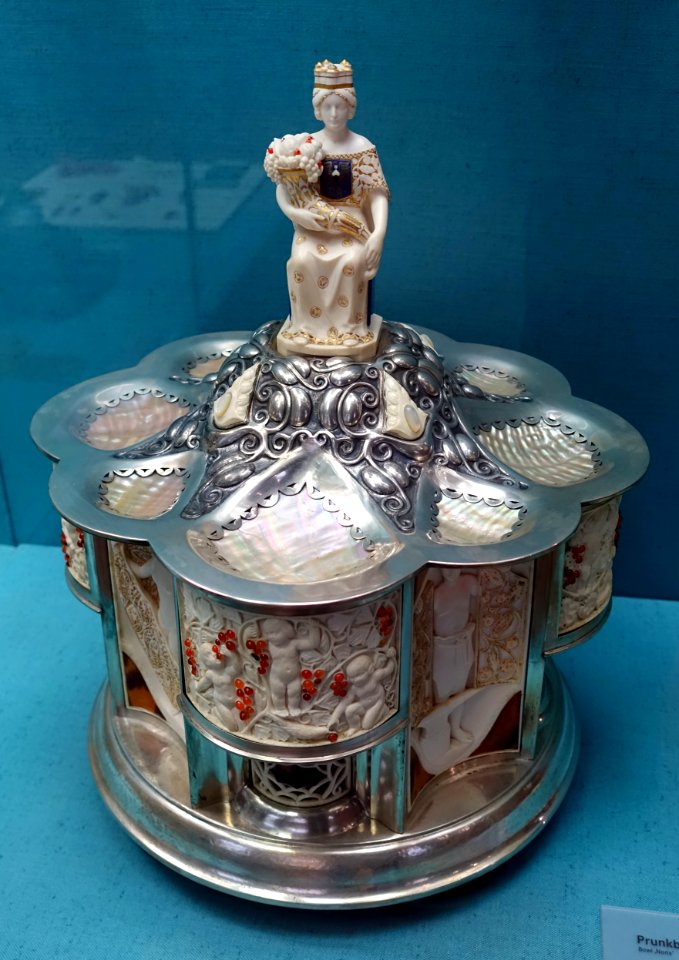 Noris bowl, design Friedrich Adler, ivory & construction Emil Kellemann, silver J. C. Wich, 1913, amber, mother-of-pearl, tortoise, ebony - Germanisches Nationalmuseum - Nuremberg, Germany - DSC03123