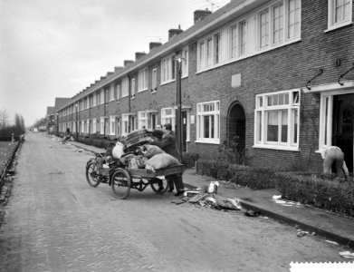 Normale leven komt op gang in Tuindorp, Oostzaan, Bestanddeelnr 910-9967