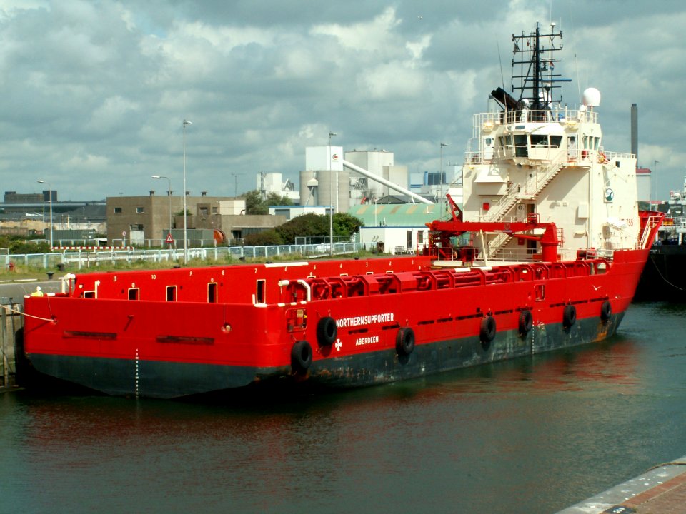 Northern Supporter IMO 9123673 at the locks of IJmuiden 04Aug05
