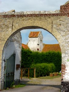 Nordausques (Pas-de-Calais) porche et pigeonnier