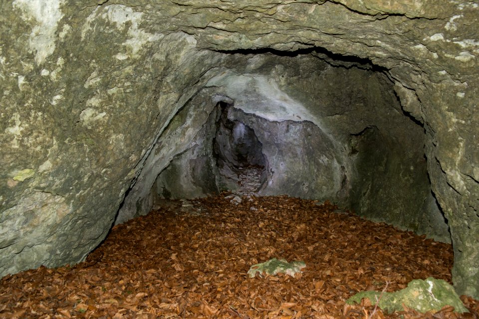 Nordöstliche Felsgrotte in der Weißen Hülle (A 232) 05