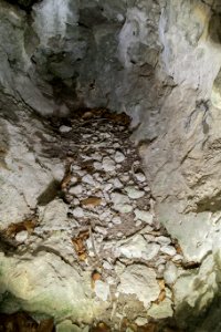 Nordöstliche Felsgrotte in der Weißen Hülle (A 232) 09