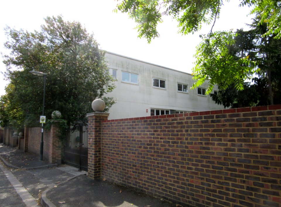 North West Surrey Synagogue, Horvath Close, Oatlands, Weybridge (June 2015) (1)