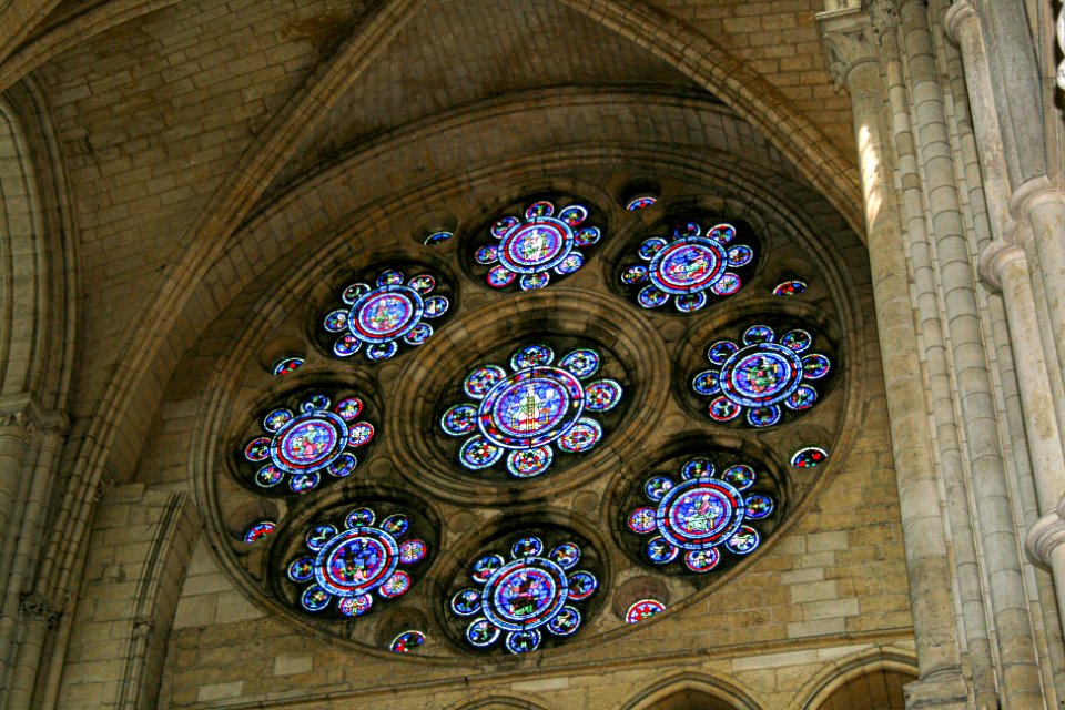North rose window in Cathedrale Notre-Dame de Laon 2007-05-06