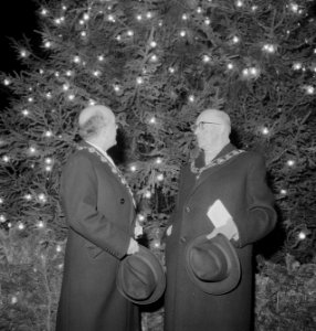 Noorse kerstboom in Rotterdam Burgemeester van Walsum en Brynjulf Bull , burgem, Bestanddeelnr 913-3167
