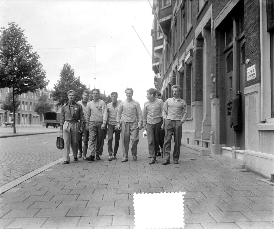 Noorse deelnemers aan Gymnastrade geven handtekeningen aan Rotterdamse jongens, Bestanddeelnr 905-8342