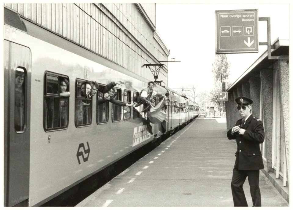 Noordzijde van station Haarlem, ziende naar het westen, spoor 8b. Aankomst van een trein met Haagse voetbalsupporters