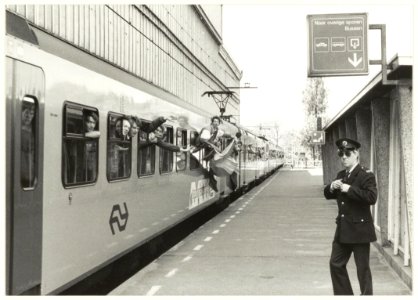 Noordzijde van station Haarlem, ziende naar het westen, spoor 8b. Aankomst van een trein met Haagse voetbalsupporters