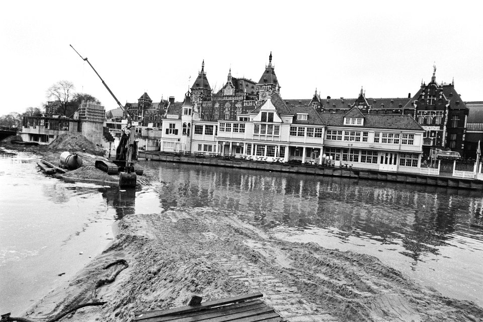 Noord-Zuid-Hollands Koffiehuis voor het Centraal Station in Amsterdam ligt weer…, Bestanddeelnr 932-7725