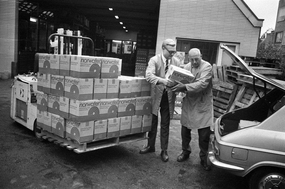 Noors water te koop per liter bij groothandel Van de Waal Rotterdam Winkelier k, Bestanddeelnr 925-1468