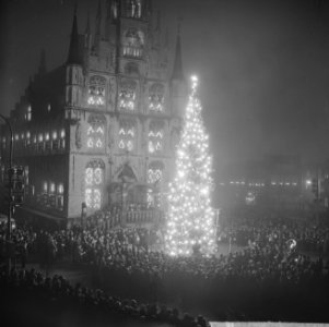 Noorse kerstboom voor Gouda door ambassadeur aangeboden op het Marktplein voor h, Bestanddeelnr 915-8743