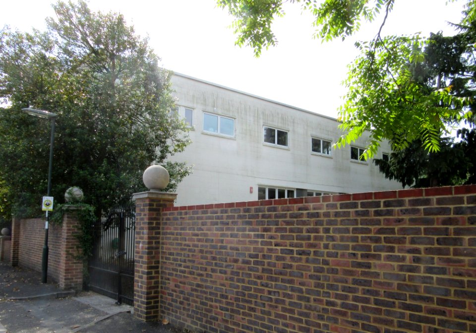North West Surrey Synagogue, Horvath Close, Oatlands, Weybridge (June 2015) (2)