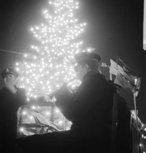 Noorse kerstboom in Rotterdam. Man met tuba voor kerstboom, Bestanddeelnr 913-3162
