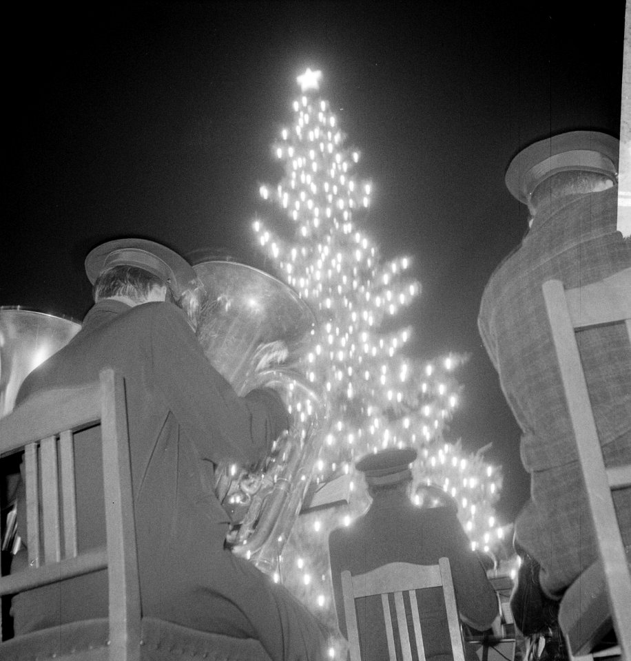 Noorse kerstboom in Rotterdam. Man met tuba voor kerstboom, Bestanddeelnr 913-3164