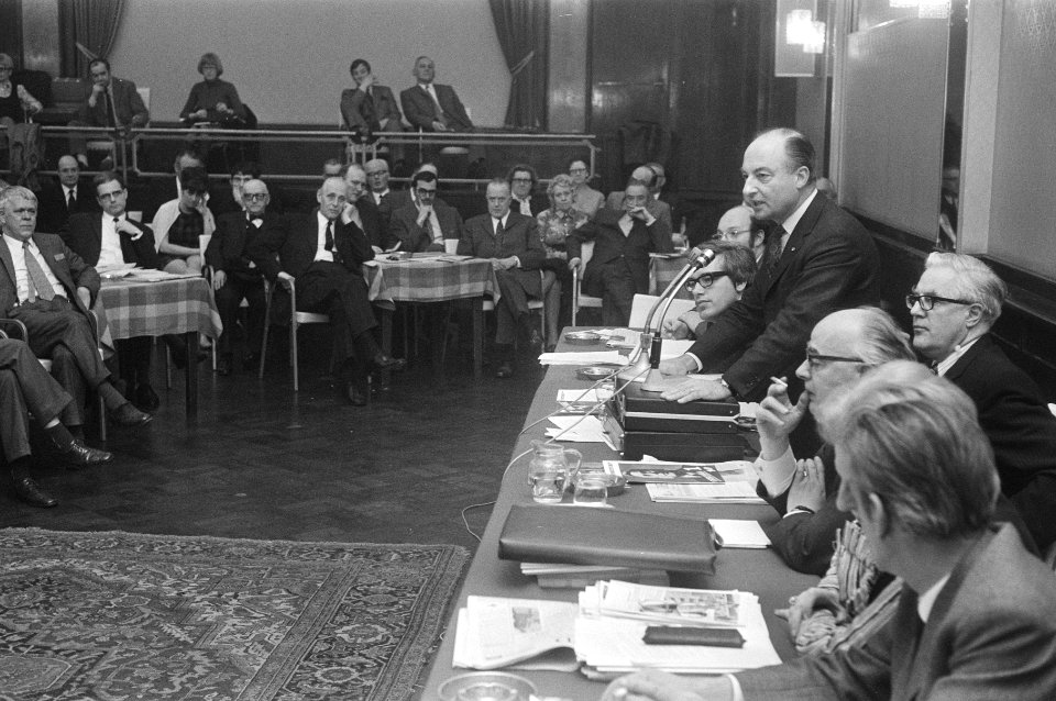 Norbert Schmelzer (staand) aan het woord, Bestanddeelnr 924-4296