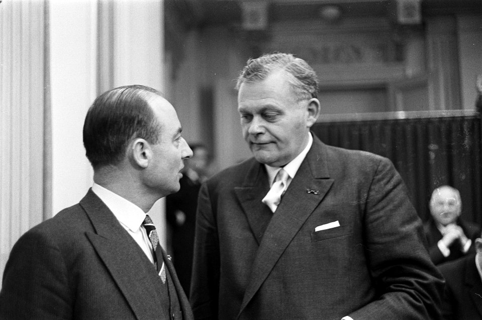 Norbert Schmelzer (l) en J. Smallenbroek (minister van Binnenlandse Zaken), Bestanddeelnr 916-3036