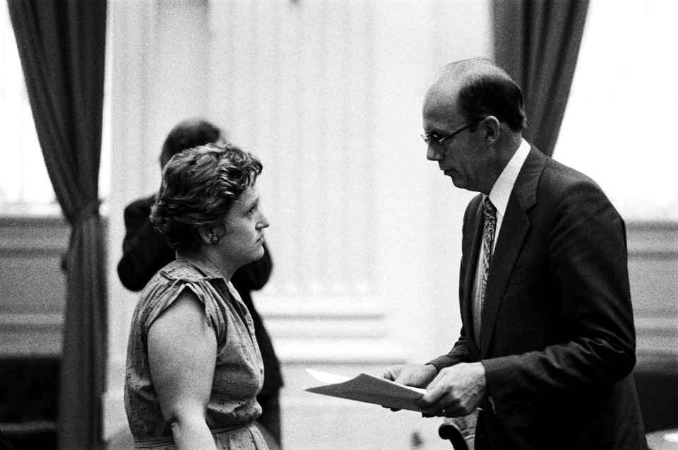 Nora Salomons (links) en minister Job de Ruiter, Bestanddeelnr 930-2694