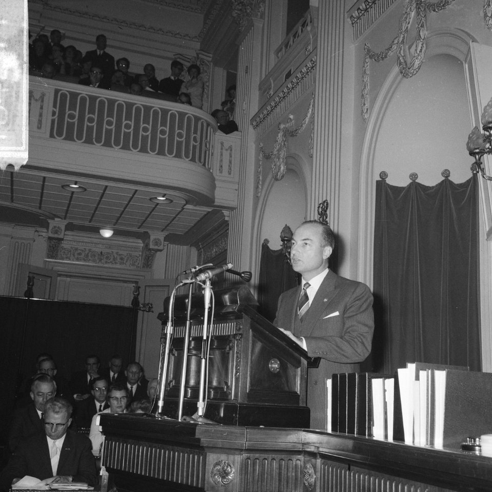 Norbert Schmelzer, fractievoorzitter van de KVP, terwijl hij het woord voert, Bestanddeelnr 918-4311