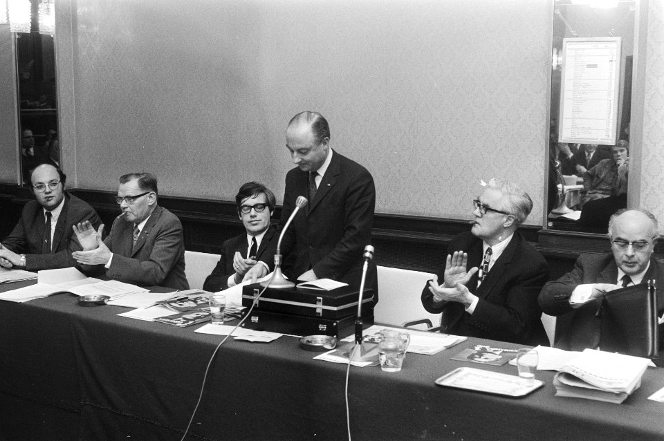 Norbert Schmelzer (staand) aan het woord, Bestanddeelnr 924-4295