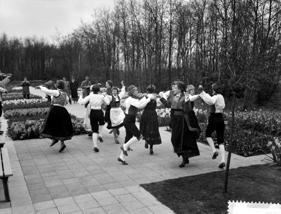 Noorse dameskapel Haslum Skoles Jentekorps geeft concert op de Keukenhof, Noorse, Bestanddeelnr 911-1630