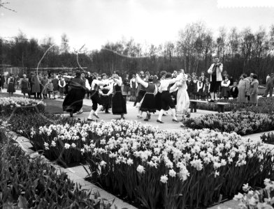 Noorse dameskapel Haslum Skoles Jentekorps geeft concert op de Keukenhof, Noorse, Bestanddeelnr 911-1632