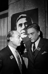 Norbert Schmelzer (l) en Gerard Veringa voor het verkiezingsaffiche, Bestanddeelnr 924-3985