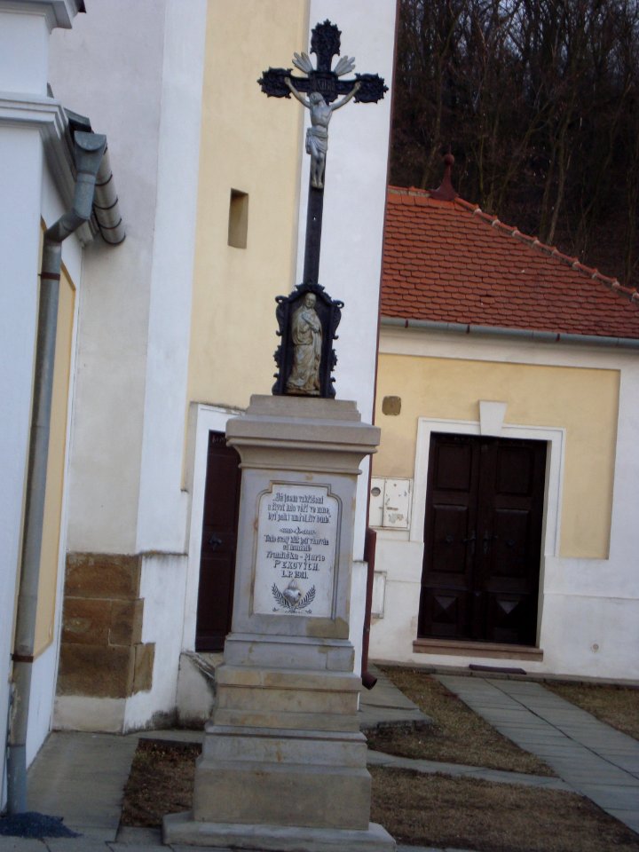 Neslovice křížek u kostela Narození Panny Marie