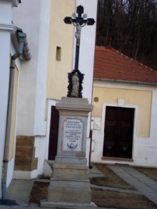 Neslovice křížek u kostela Narození Panny Marie