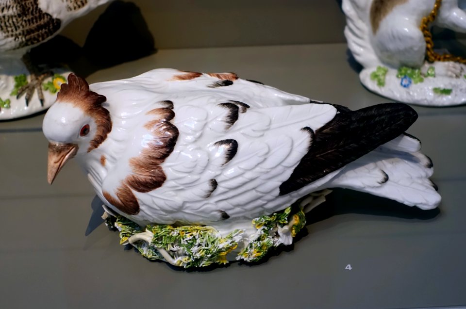 Nesting pigeon, Johann Joachim Kaendler, Meissen Porcelain Factory, c. 1745, hard-paste porcelain - Wadsworth Atheneum - Hartford, CT - DSC05439