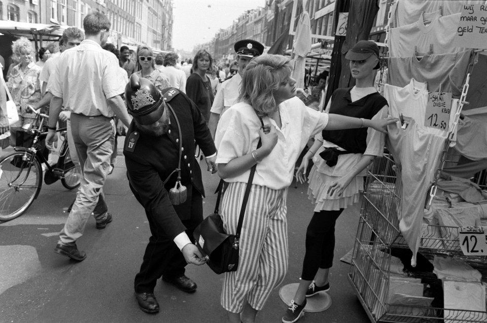Nepveldwachter Bas van der Bas op de Albert Cuypmarkt te Amsterdam, Bestanddeelnr 934-4866