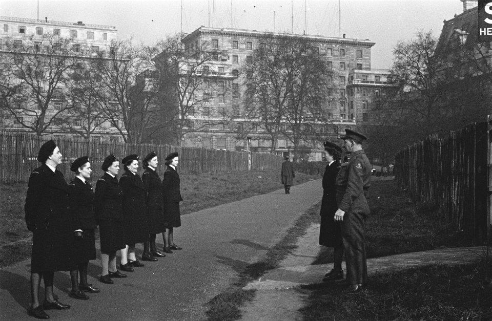 Netherland Women's Auxiliary Corps (Vrijwillig Vrouwen Hulpkorps VHK), Bestanddeelnr 935-3430