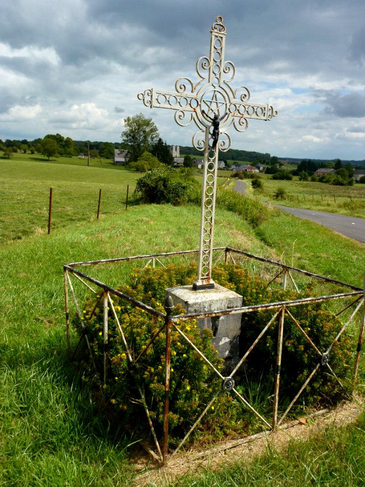 Neuvizy (Ardennes) croix de chemin