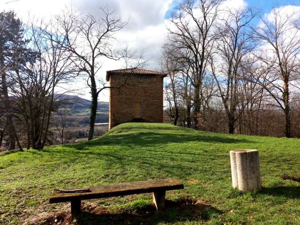 Neuville-sur-Saône - Tour de l'Écho - Banc et poubelle