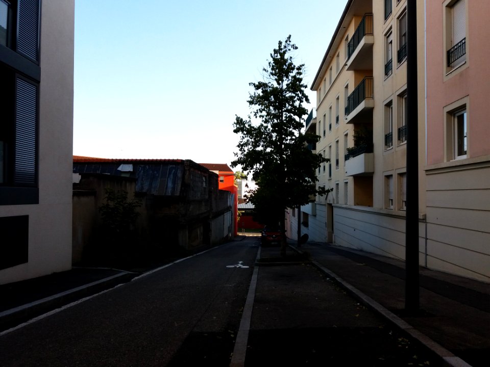 Neuville-sur-Saône - Rue Aristide Briand, vers le sud