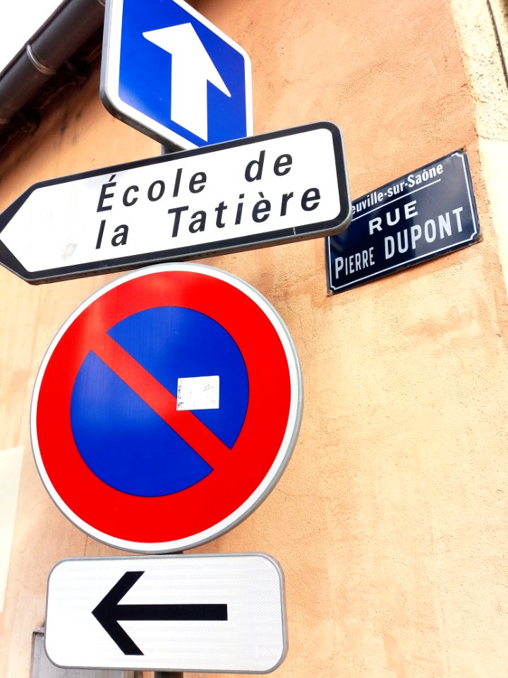 Neuville-sur-Saône - Rue Pierre Dupont, plaque et panneaux