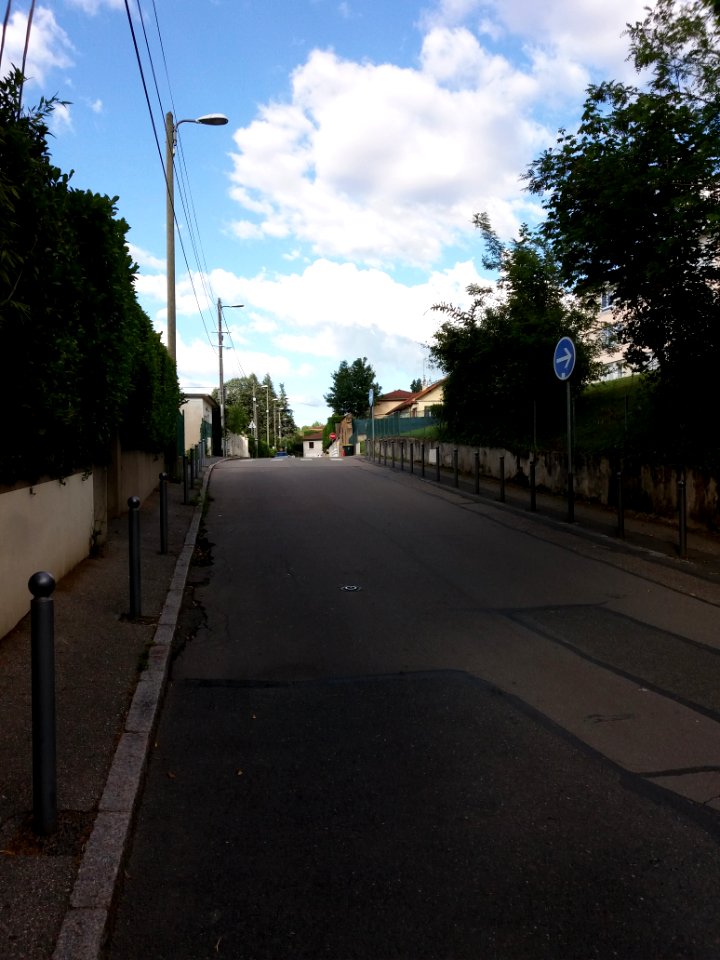 Neuville-sur-Saône - Rue Bossuet, depuis l'avenue Gambetta
