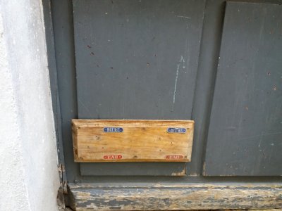 Neuville-sur-Saône - Rue Ambroise Pauffert - Plaque Bière et Eau au bas d'une porte