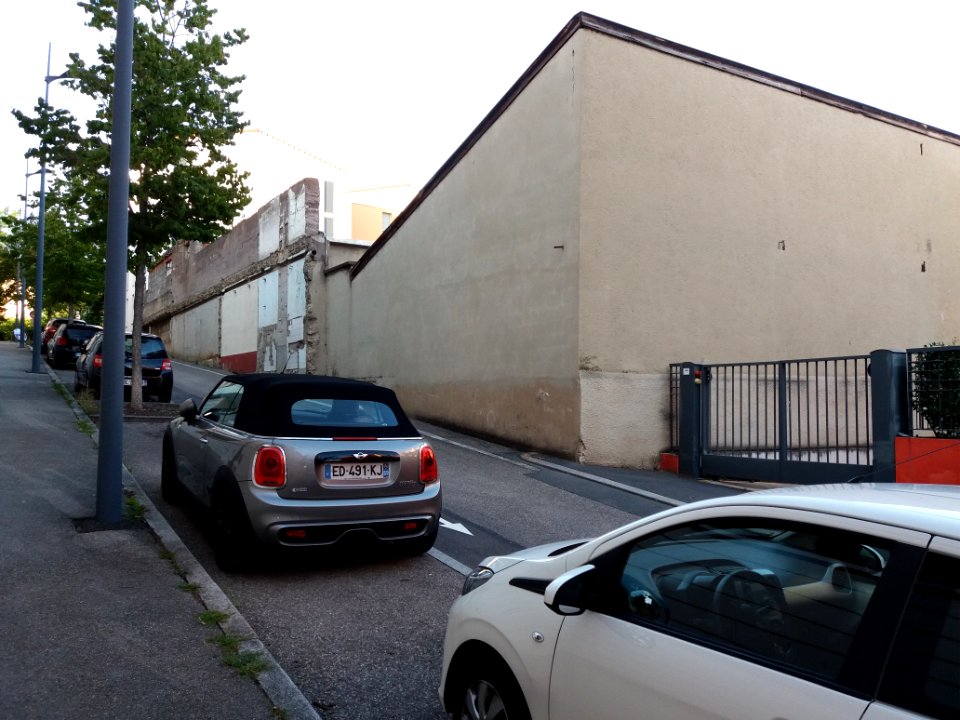 Neuville-sur-Saône - Rue Aristide Briand, vers le nord (1)