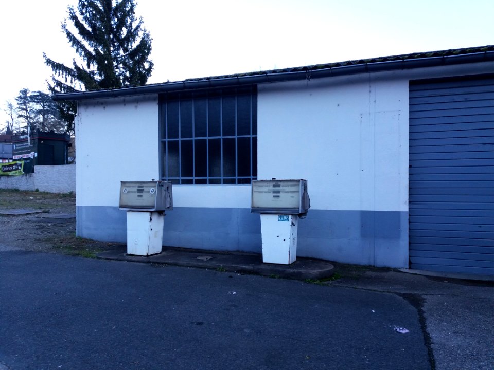 Neuville-sur-Saône - Rue Pierre Dugelay - Anciennes pompes à essence devant un garage