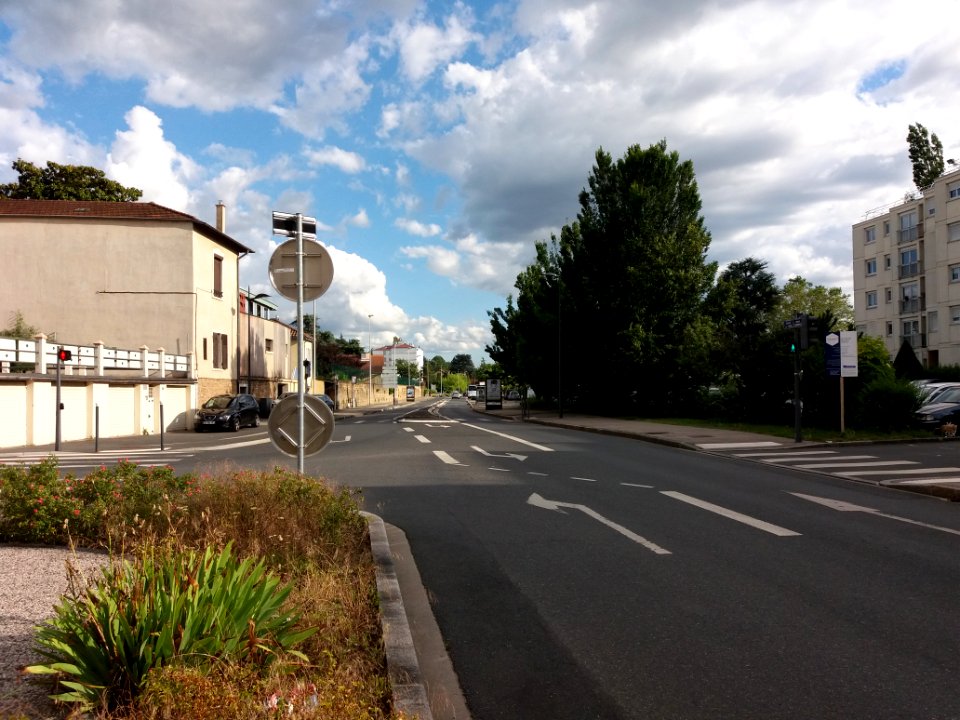 Neuville-sur-Saône - Route de Lyon, depuis avenue Burdeau