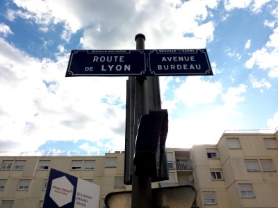 Neuville-sur-Saône - Route de Lyon, avenue Burdeau, plaques