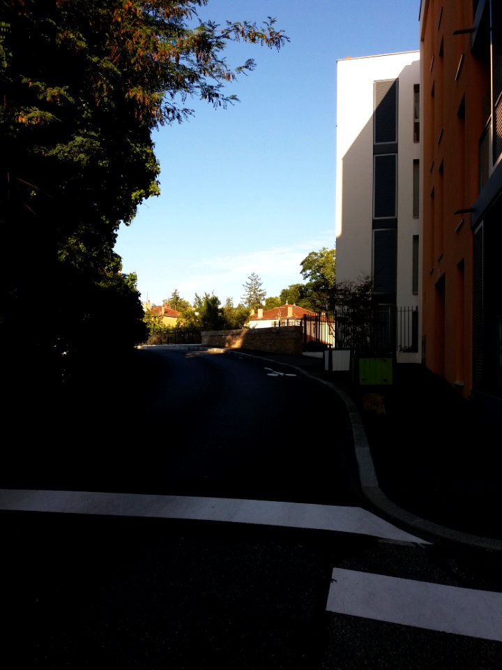 Neuville-sur-Saône - Rue François Vergnais, vers l'est, depuis la rue Aristide Briand
