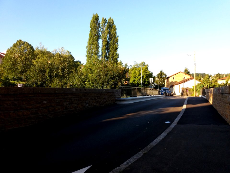 Neuville-sur-Saône - Rue François Vergnais, vers l'est, en passant le pont au-dessus de la voie de chemin de fer