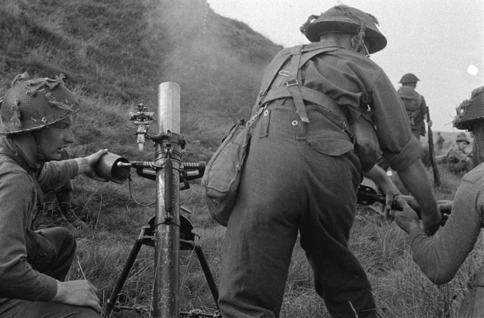 Netherlands Brigade Manoeuvres. The shell has just left the barrel which is abou, Bestanddeelnr 934-9382