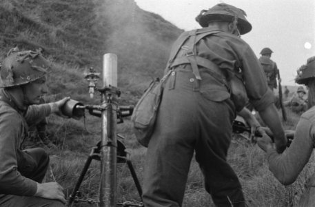 Netherlands Brigade Manoeuvres. The shell has just left the barrel which is abou, Bestanddeelnr 934-9382