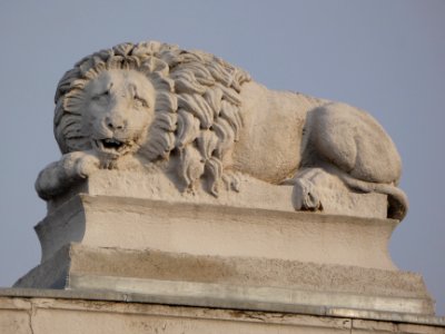 Neuville-sur-Saône - Quai Pasteur - Hôtel du Lion d'Or - Lion sculpté sur le toit